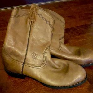Size 9.5 Women’s Ariat Roper boot